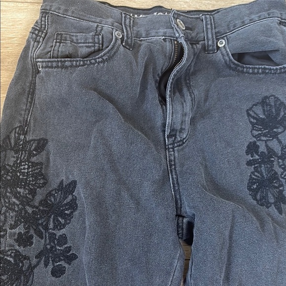 American Eagle Outfitters Black High Rise Jeans with Floral Embroidery - Picture 3 of 9